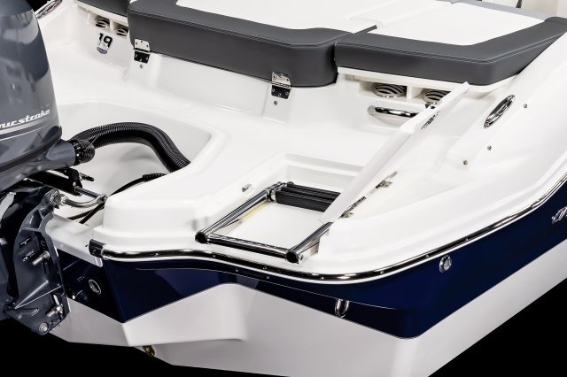 2025 19 SSi OB Transom Swim Ladder