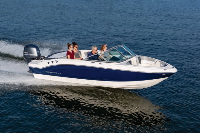 2025 19 SSi OB Cruising on a Lake Front Starboard View