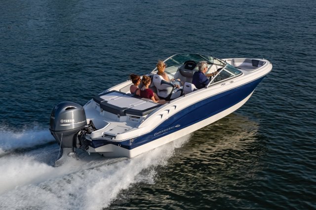 2025 19 SSi OB Cruising on Lake Rear Starboard View