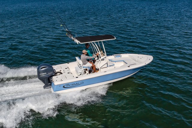 2025 R206 Cayman Running in Ocean Rear Starboard View