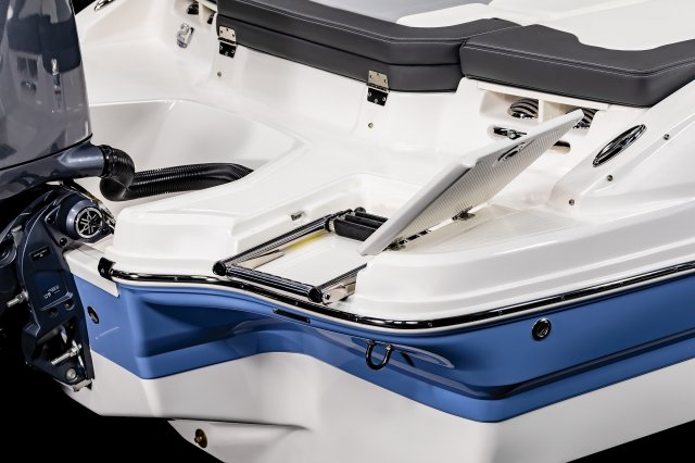 2025 21 SSi OB Transom Swim Ladder