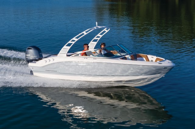 2025 21 SSi OB Cruising on a Lake Front Starboard View