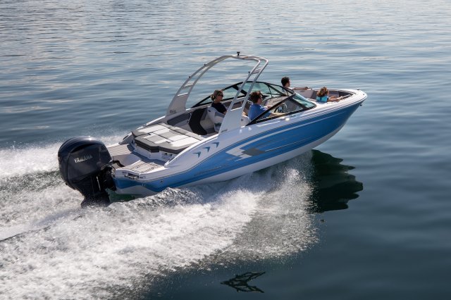 2026 21 SSi OB Cruising on a Lake Rear Starboard View