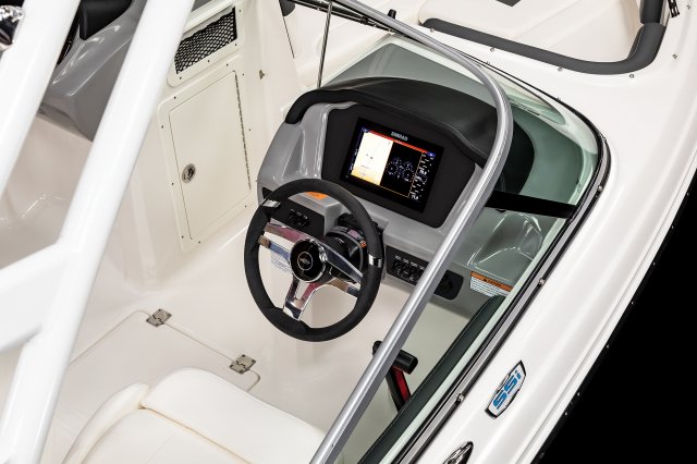 2025 21 SSi OB Ski & Fish Helm Close-Up