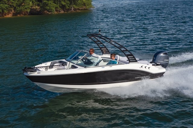 2025 21 SSi OB Ski & Fish Cruising on Lake Front Port View