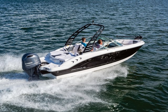 2025 21 SSi OB Ski & Fish Cruising on Lake Rear Starboard View