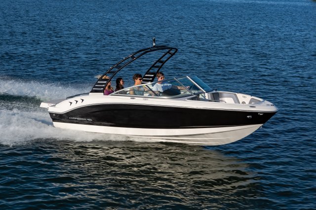 2025 21 SSi Cruising on Lake Front Starboard View