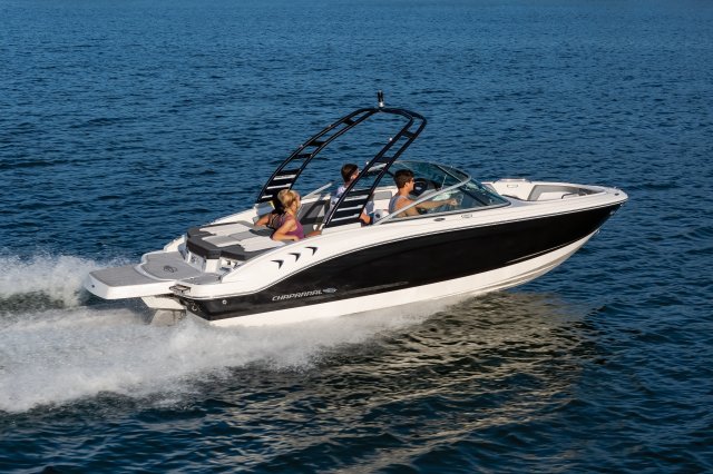 2025 21 SSi Cruising on Lake Rear Starboard View