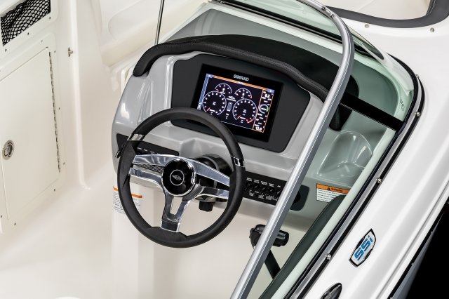 2025 21 SSi Ski & Fish Helm Close-Up