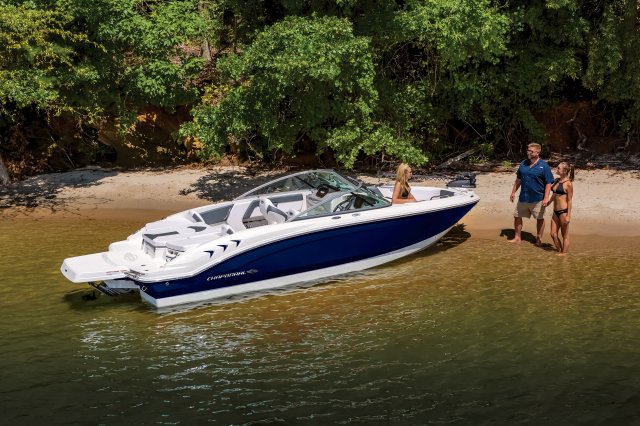 2025 21 SSi Ski & Fish on Lake Parked on the Shore