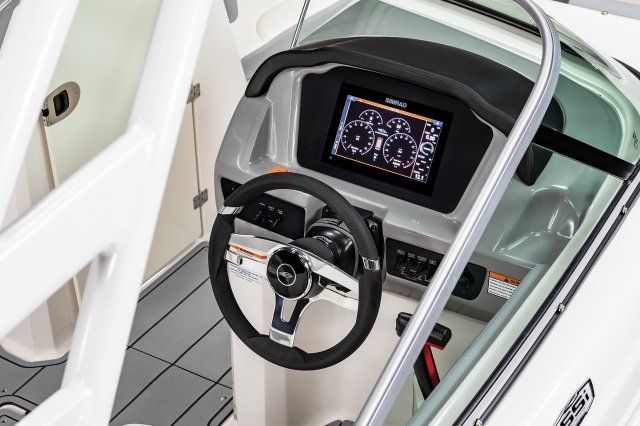 2025 23 SSi OB Helm Close-Up