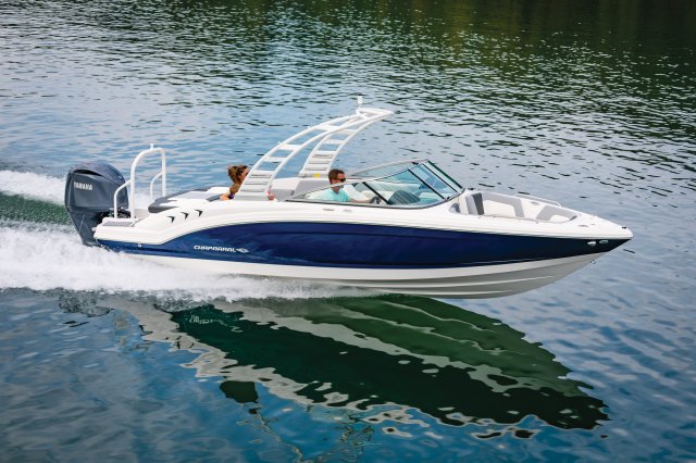 2025 23 SSi OB Cruising on Lake Front Starboard View