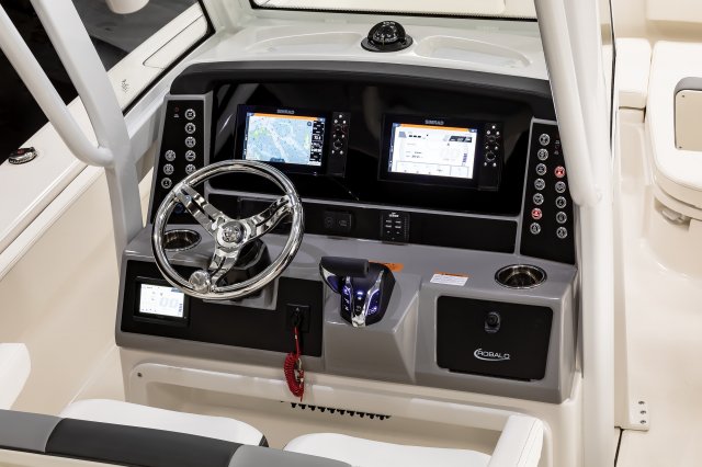 Robalo R266 Cayman Helm Dash