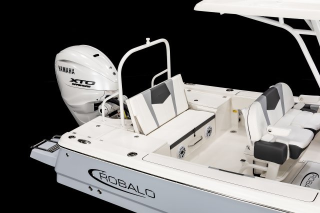 Robalo R266 Cayman Transom Seating