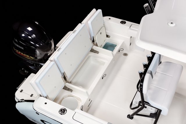2025 R232EX Transom Storage and Livewell
