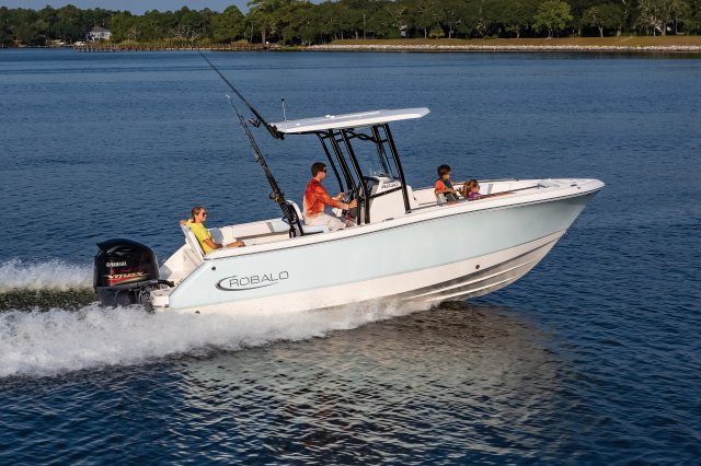 2025 R232EX Running in Ocean Rear Starboard View