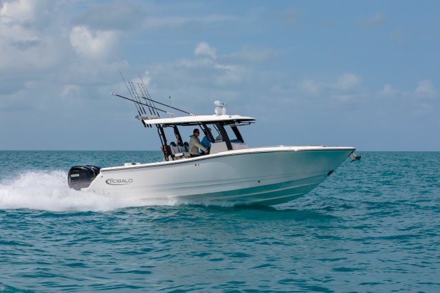 2025 R300 Running in Ocean Starboard View