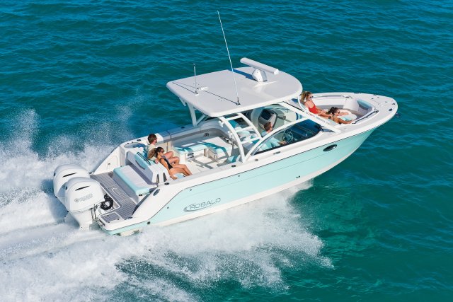 2025 R317 Running in Ocean Rear Starboard View