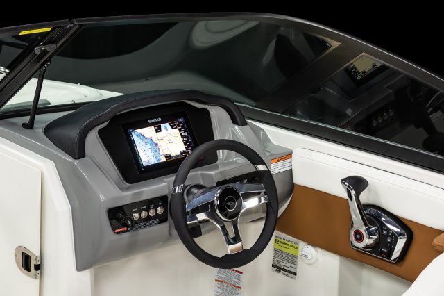 2025 21 SURF Helm Close Up