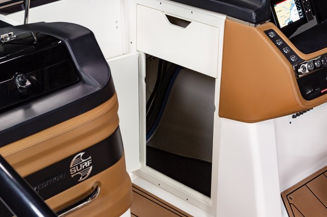 2025 28 SURF Helm Storage