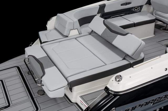 2025 30 SURF Cockpit Lounge