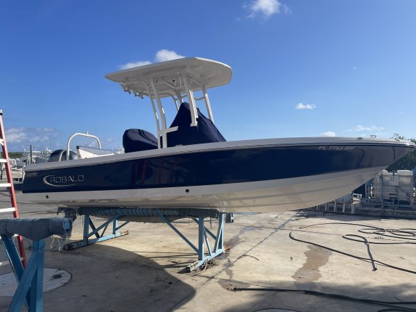 Used 2020  powered Robalo Boat for sale