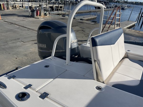 Used 2020 Robalo 226 Cayman Power Boat for sale