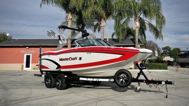 Used 2015  powered Mastercraft Boat for sale