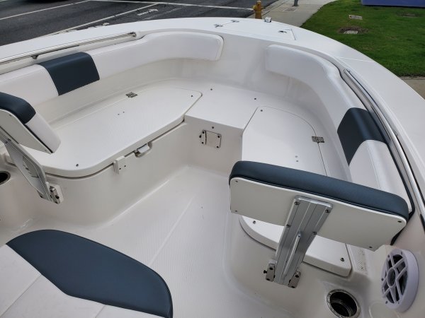 Pre-Owned 2021 Robalo R200 Center Console for sale