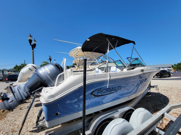 Used 2022 Robalo R207 for sale