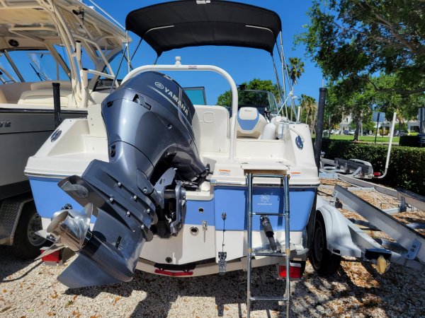 Used 2022 Robalo R207 for sale