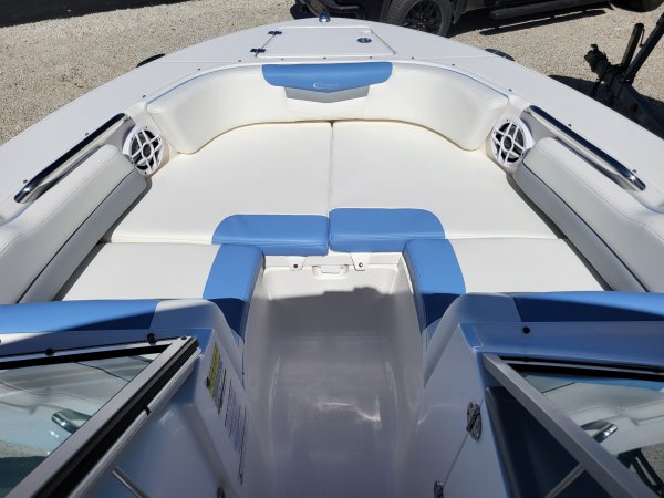 Used 2022 Robalo R207 Power Boat for sale