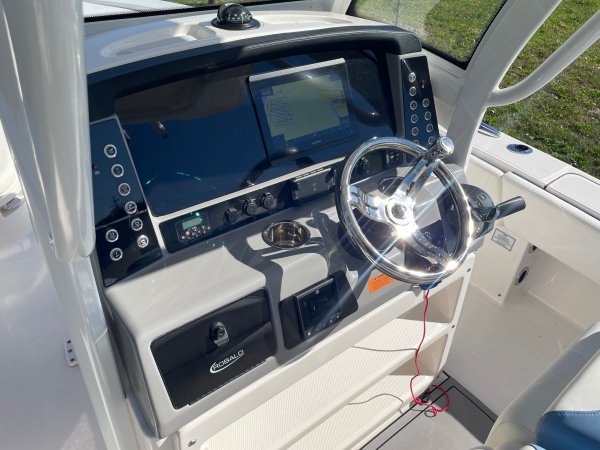 Used 2022 Robalo R266 Cayman for sale