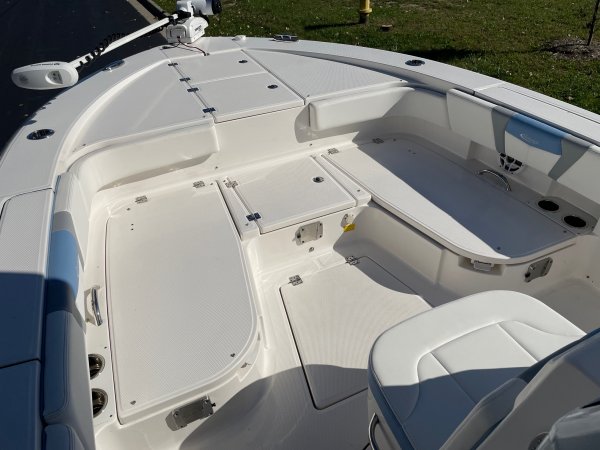 Used 2022 Robalo R266 Cayman for sale