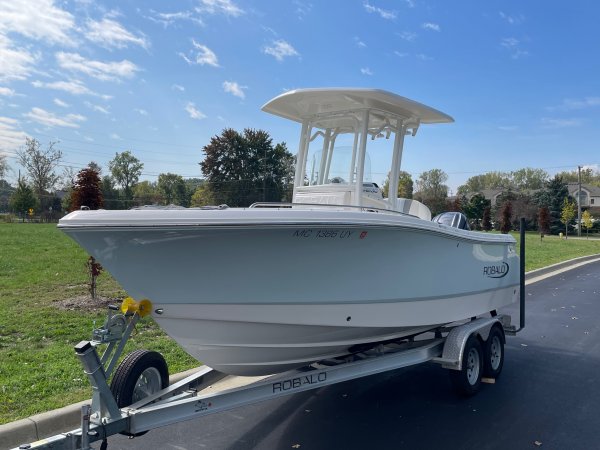 Used 2023 Robalo R230 Power Boat for sale