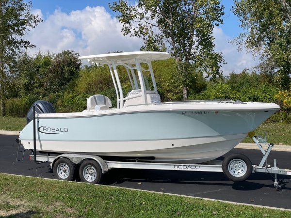 Used 2023 Robalo R230 Power Boat for sale