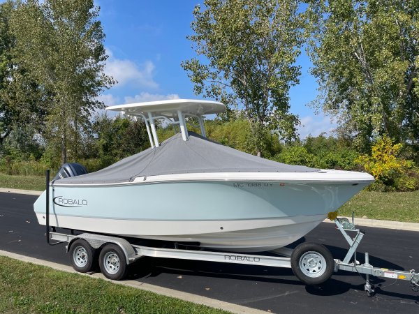 Used 2023 Robalo R230 Power Boat for sale