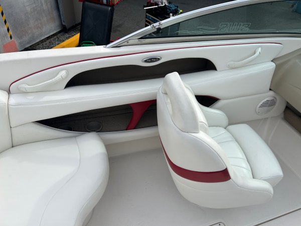 Pre-Owned 2000 Chaparral 216 Ssi Power Boat for sale