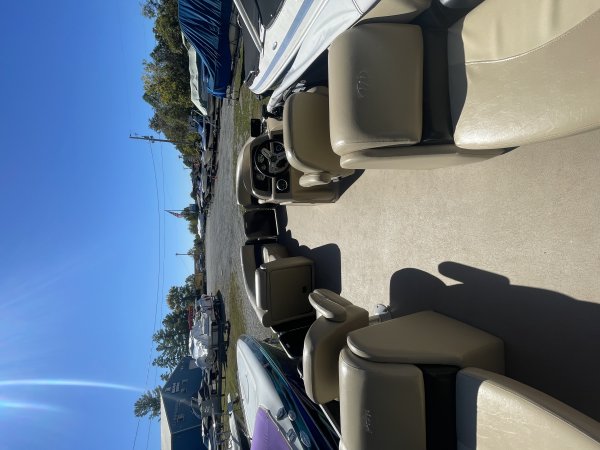 Pre-Owned 2018 Manitou 23 Aurora LE Power Boat for sale