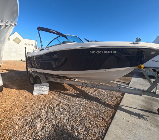 Used 2023 Robalo 207 DC for sale