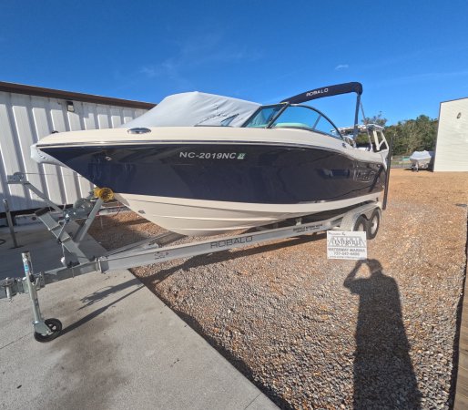 Used 2023 Robalo 207 DC  Boat for sale