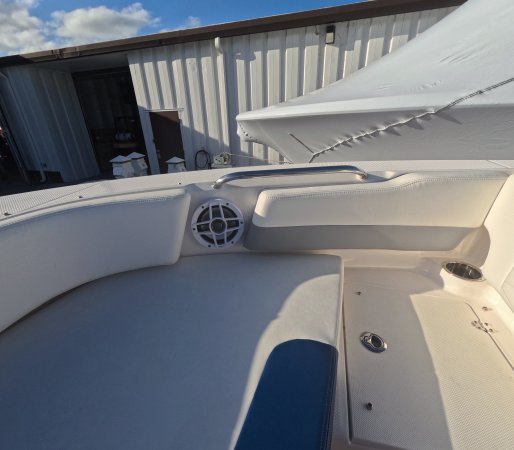 Used 2023 Robalo 207 DC  Boat for sale