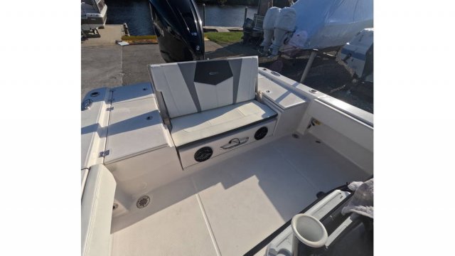 Used 2023 Robalo 266 Cayman Power Boat for sale