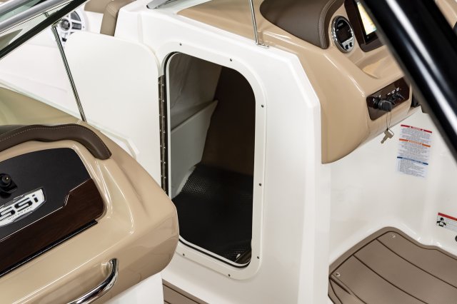 23 SSi OB - Helm Storage