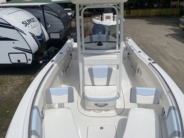 New 2023 Robalo R230 for sale