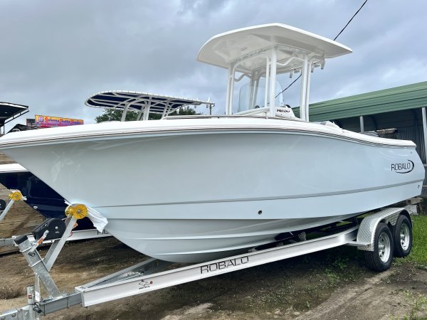 New 2023 Robalo Power Boat for sale