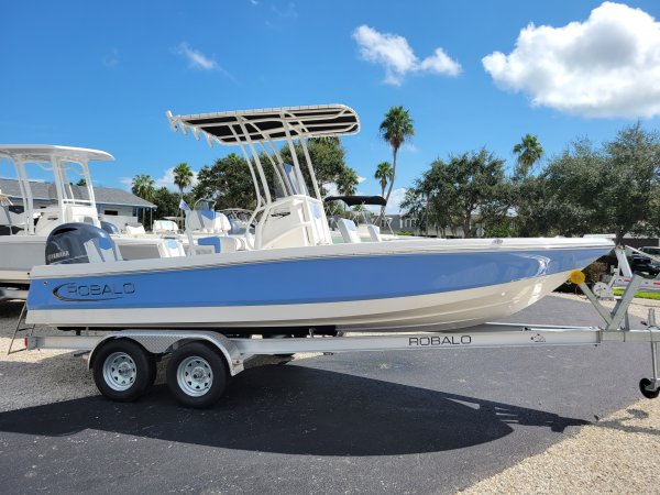 New 2023 Robalo 206 Cayman  Boat for sale