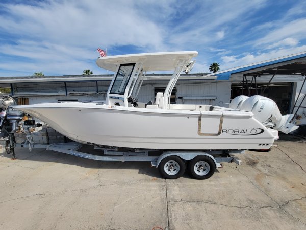 New 2024 Robalo R270 for sale