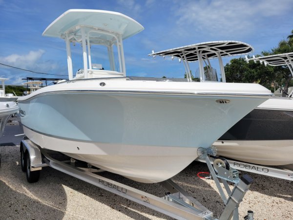 New 2025  powered Robalo Boat for sale