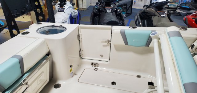 New 2025 Robalo Power Boat for sale